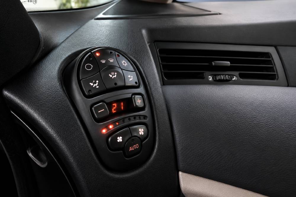 https://cdn.autogreeknews.gr/wp-content/uploads/2026/08/renault-avantime-clima-1.jpg