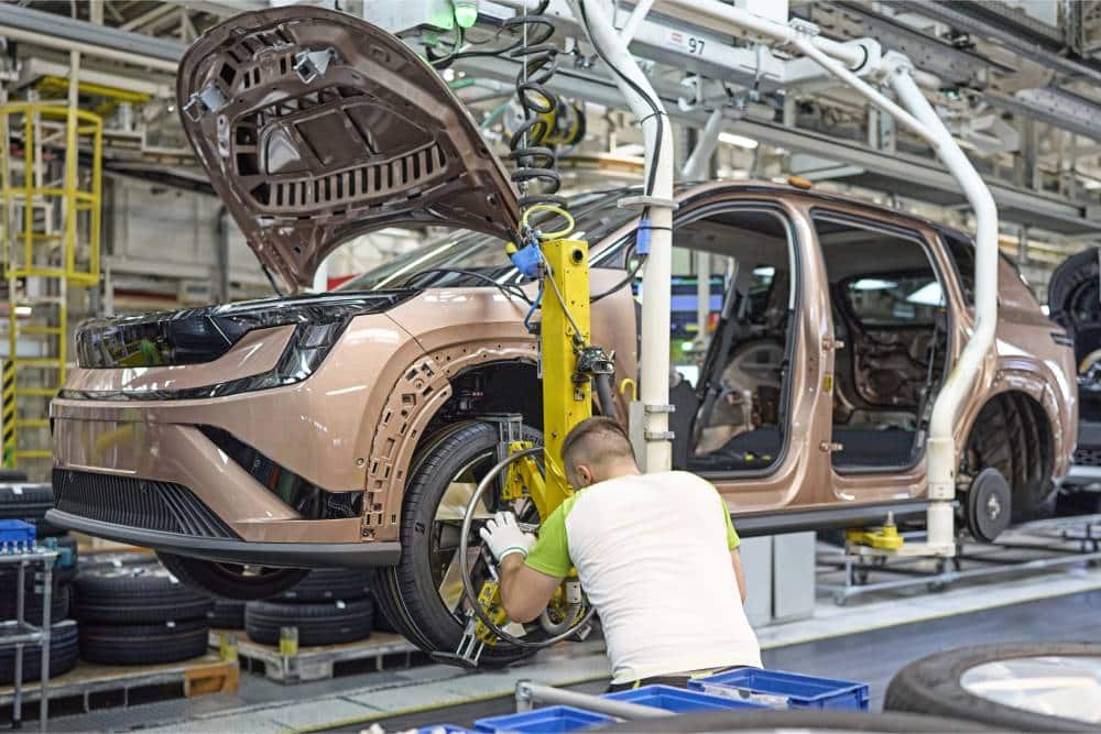 https://cdn.autogreeknews.gr/wp-content/uploads/2026/08/skoda-peak-assembly-line-1.jpg