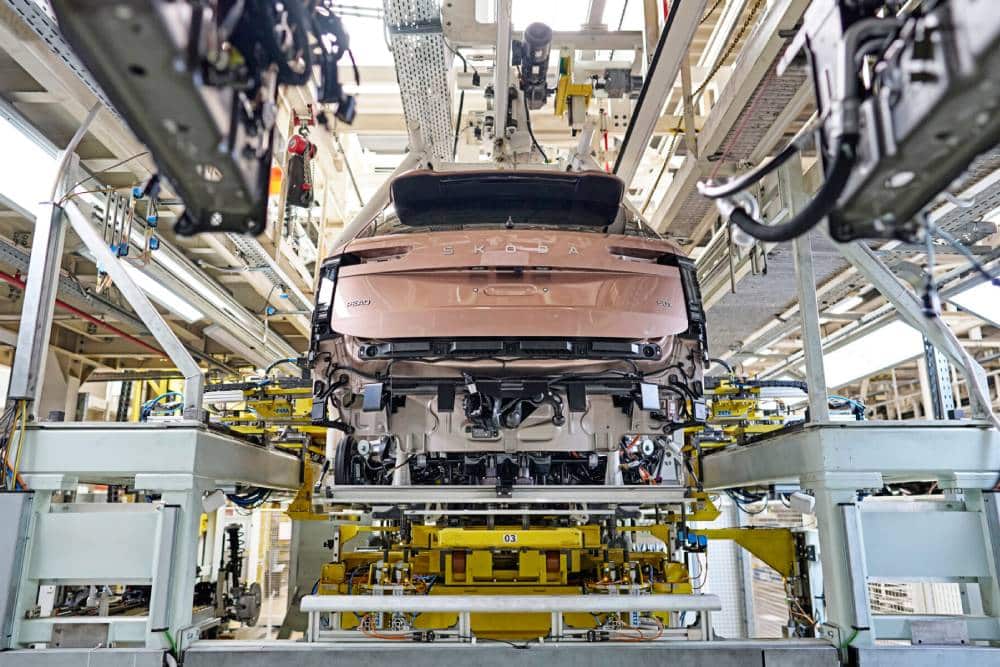 https://cdn.autogreeknews.gr/wp-content/uploads/2026/08/skoda-peak-assembly-line-2.jpg