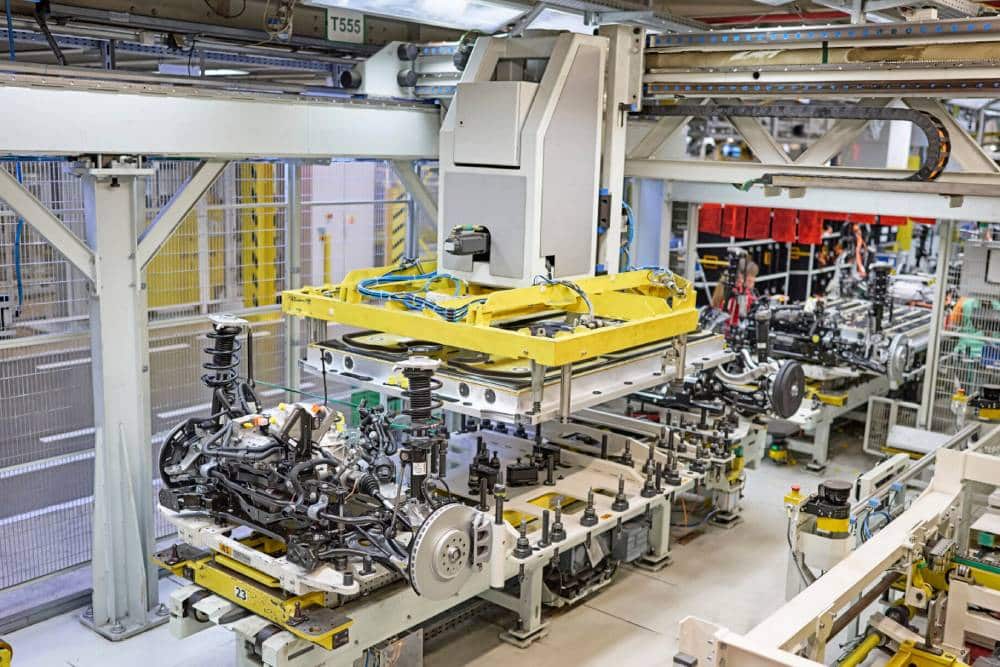 https://cdn.autogreeknews.gr/wp-content/uploads/2026/08/skoda-peak-assembly-line-3.jpg