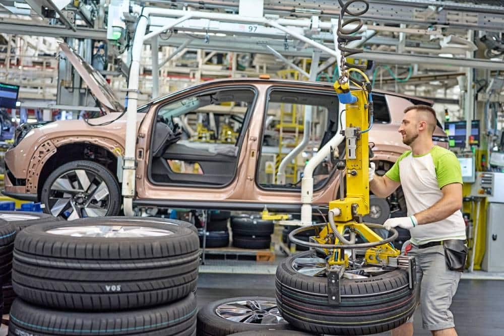 https://cdn.autogreeknews.gr/wp-content/uploads/2026/08/skoda-peak-assembly-line-4.jpg