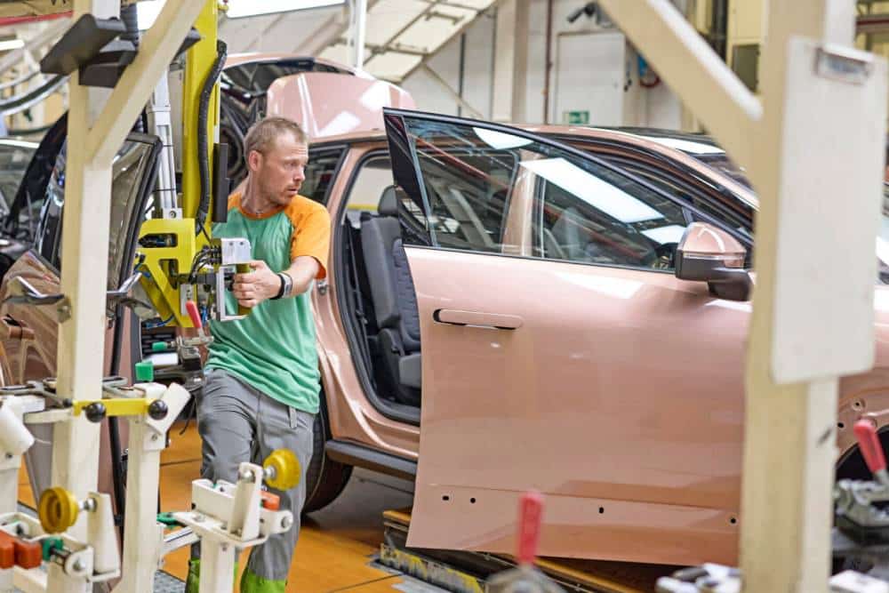 https://cdn.autogreeknews.gr/wp-content/uploads/2026/08/skoda-peak-assembly-line-5.jpg