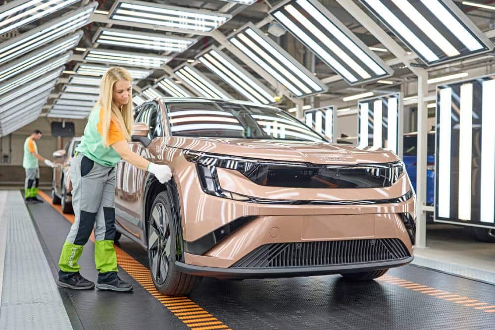 https://cdn.autogreeknews.gr/wp-content/uploads/2026/08/skoda-peak-assembly-line-6.jpg