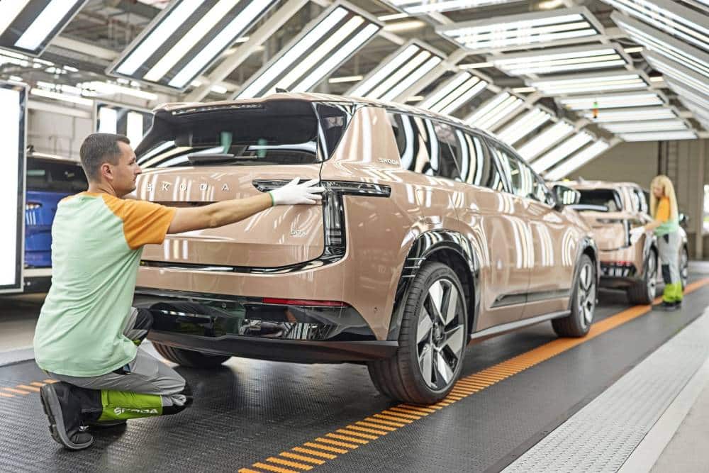 https://cdn.autogreeknews.gr/wp-content/uploads/2026/08/skoda-peak-assembly-line-7.jpg