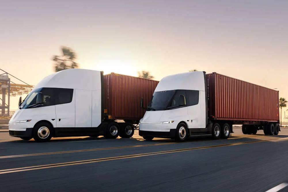 https://cdn.autogreeknews.gr/wp-content/uploads/2026/08/tesla-semi-europe-03.jpg