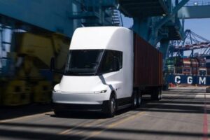 Η Tesla φέρνει το θηριώδες ηλεκτρικό φορτηγό της στην Ευρώπη