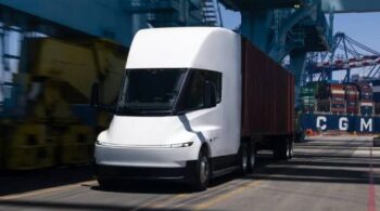 Η Tesla φέρνει το θηριώδες ηλεκτρικό φορτηγό της στην Ευρώπη