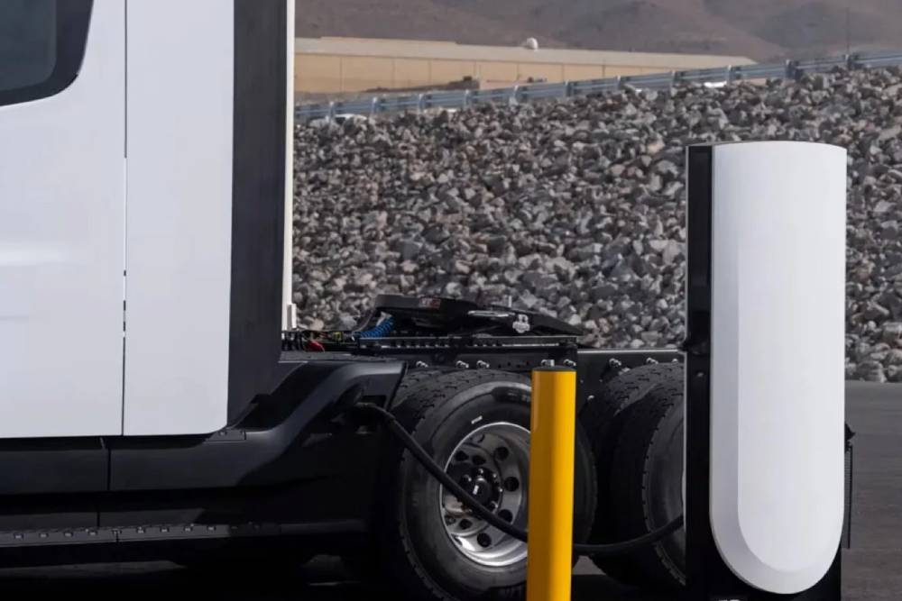 https://cdn.autogreeknews.gr/wp-content/uploads/2026/08/tesla-semi-europe-07.jpg
