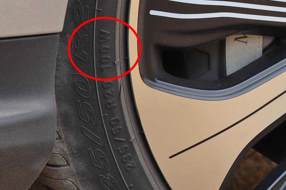 https://cdn.autogreeknews.gr/wp-content/uploads/2026/08/tire-speed-index-indicator-2.jpg