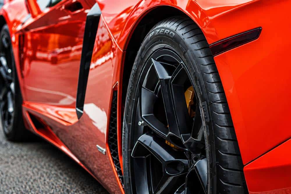 https://cdn.autogreeknews.gr/wp-content/uploads/2026/08/tire-speed-indicator.jpg
