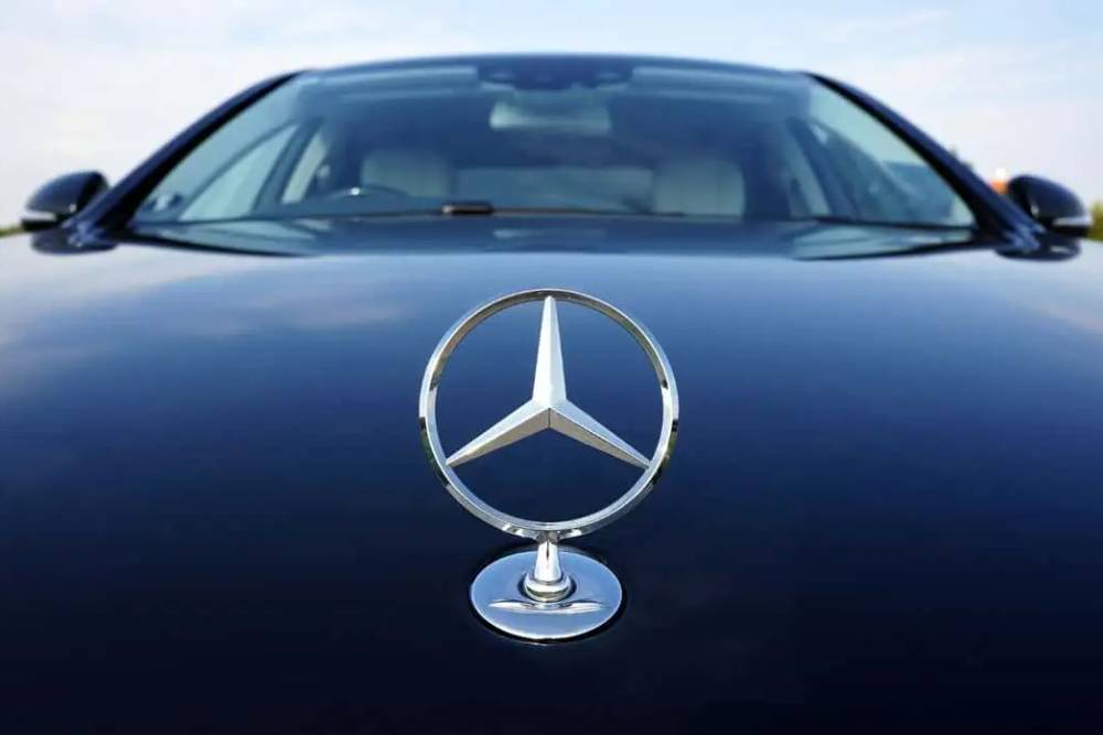 https://cdn.autogreeknews.gr/wp-content/uploads/2026/08/why-does-the-mercedes-benz-logo-have-three-points.jpg