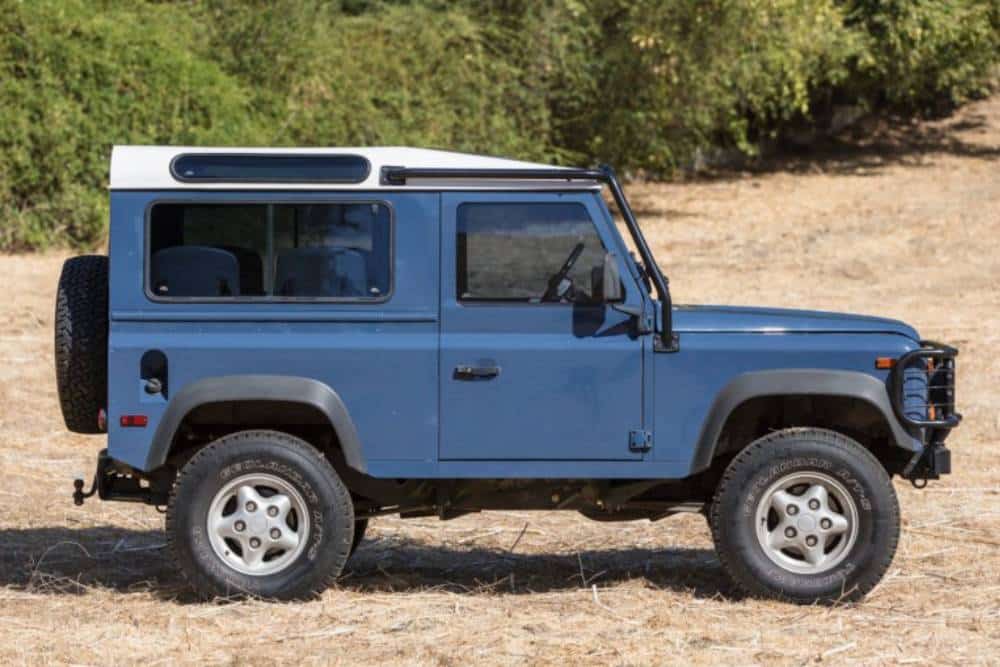 https://cdn.autogreeknews.gr/wp-content/uploads/2026/09/1997_land-rover_defender-90-nas_1997_land_rover_de-3.jpg