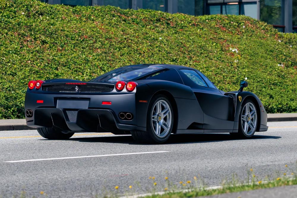 https://cdn.autogreeknews.gr/wp-content/uploads/2026/09/2004-Ferrari-Enzo-3.jpg