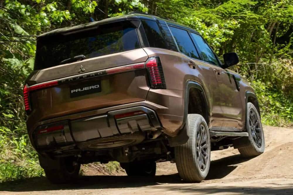 https://cdn.autogreeknews.gr/wp-content/uploads/2026/09/2027-mitsubishi-pajero-1.jpg