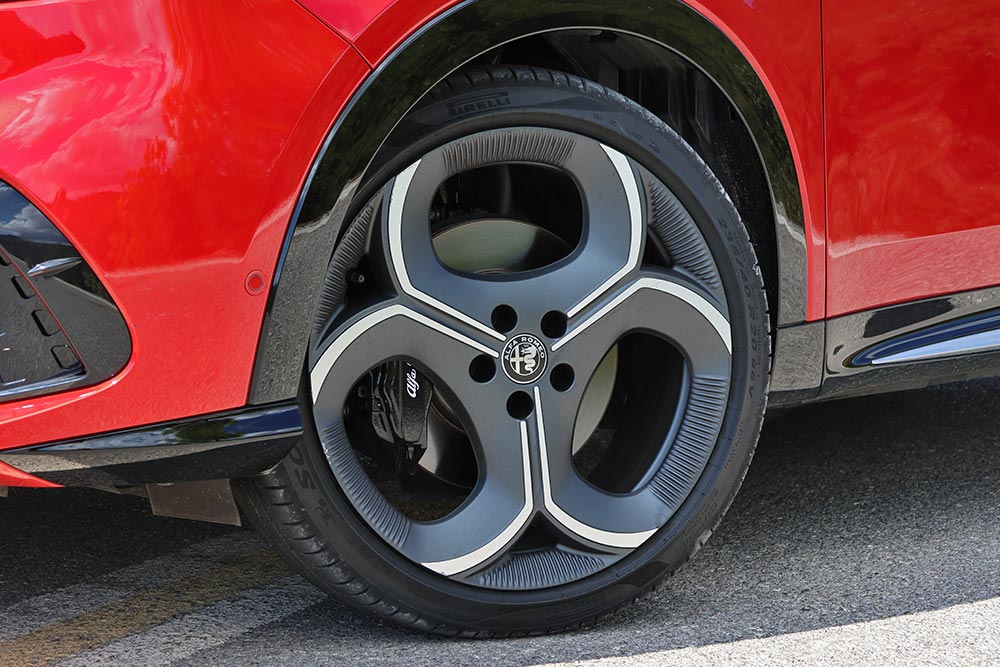 https://cdn.autogreeknews.gr/wp-content/uploads/2026/09/Alfa-Romeo-Tonale-2026-16.jpg