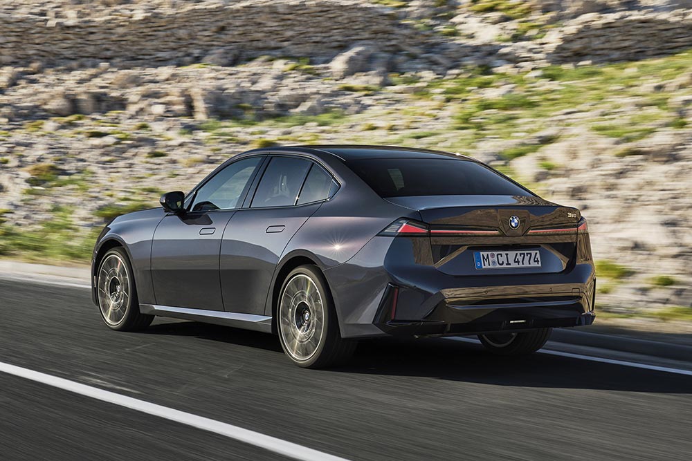 https://cdn.autogreeknews.gr/wp-content/uploads/2026/09/BMW-3-Series-2026-21.jpg