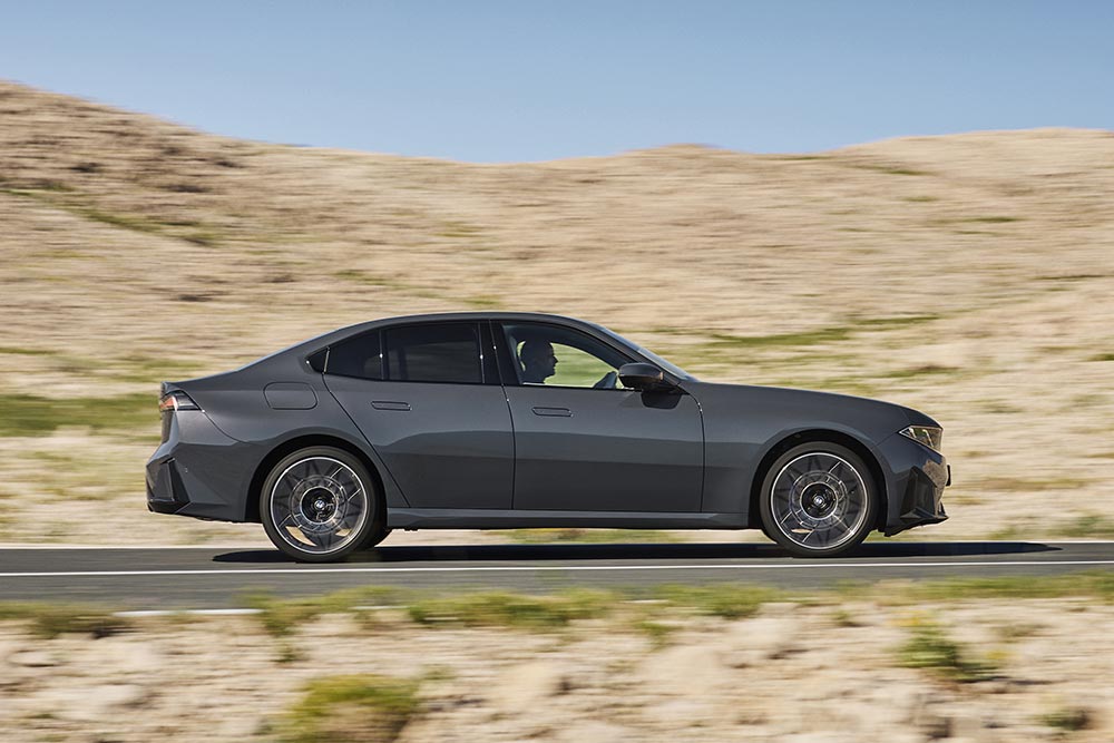 https://cdn.autogreeknews.gr/wp-content/uploads/2026/09/BMW-3-Series-2026-23.jpg