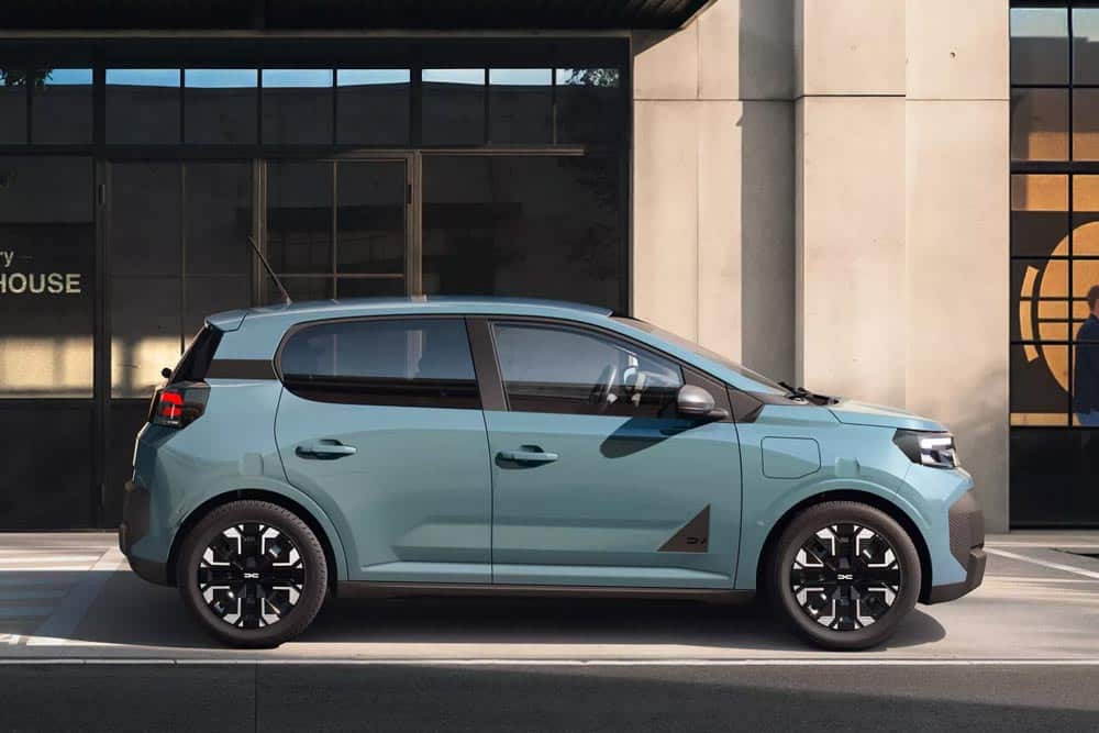 https://cdn.autogreeknews.gr/wp-content/uploads/2026/09/Dacia-Spring-2026-side.jpg