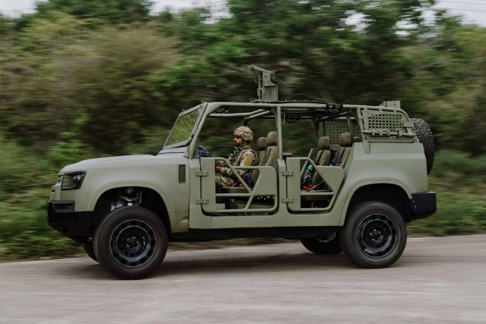 https://cdn.autogreeknews.gr/wp-content/uploads/2026/09/JLR-Defender-Military-New-1-2048x1335-1.jpg