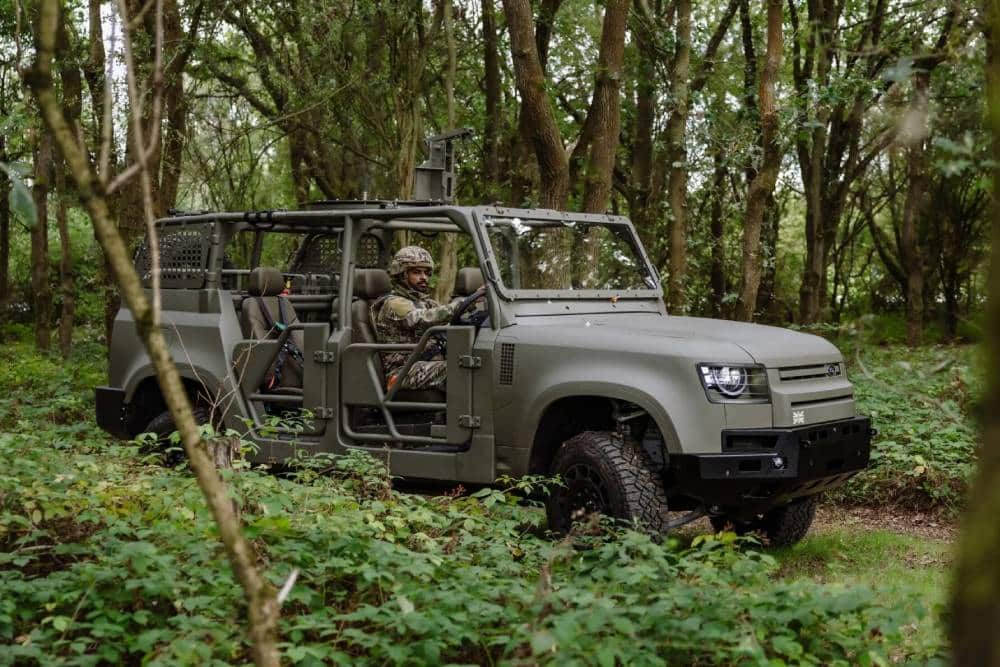 https://cdn.autogreeknews.gr/wp-content/uploads/2026/09/JLR-Defender-Military-New-2-2048x1384-1.jpg