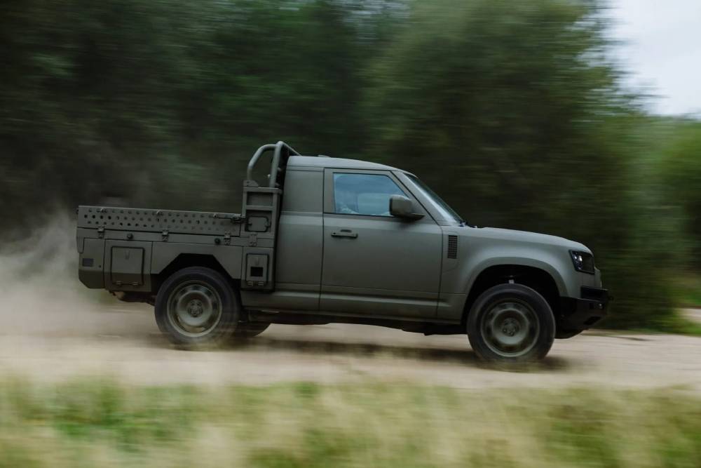 https://cdn.autogreeknews.gr/wp-content/uploads/2026/09/JLR-Defender-Military-New-3-2048x1335-1.jpg