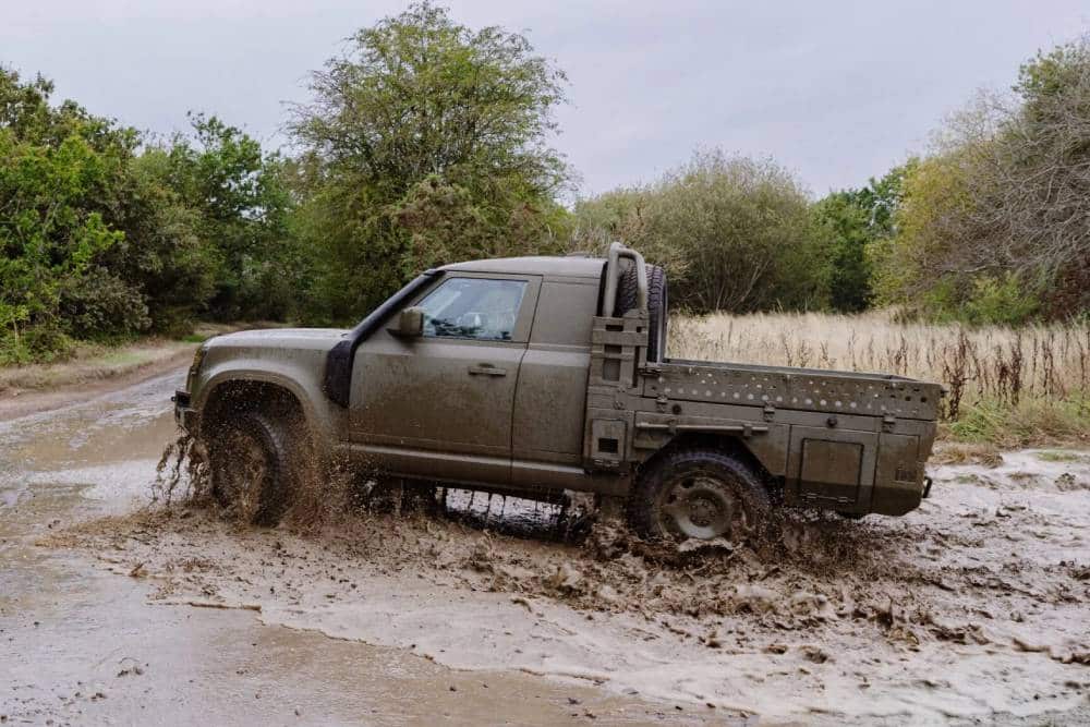 https://cdn.autogreeknews.gr/wp-content/uploads/2026/09/JLR-Defender-Military-New-4-2048x1267-1.jpg
