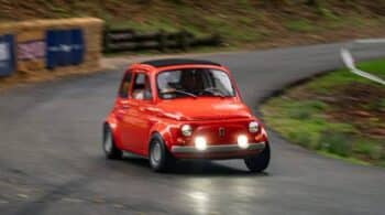Fiat 500αράκι μισού αιώνα έγινε αγωνιστικό διαμάντι