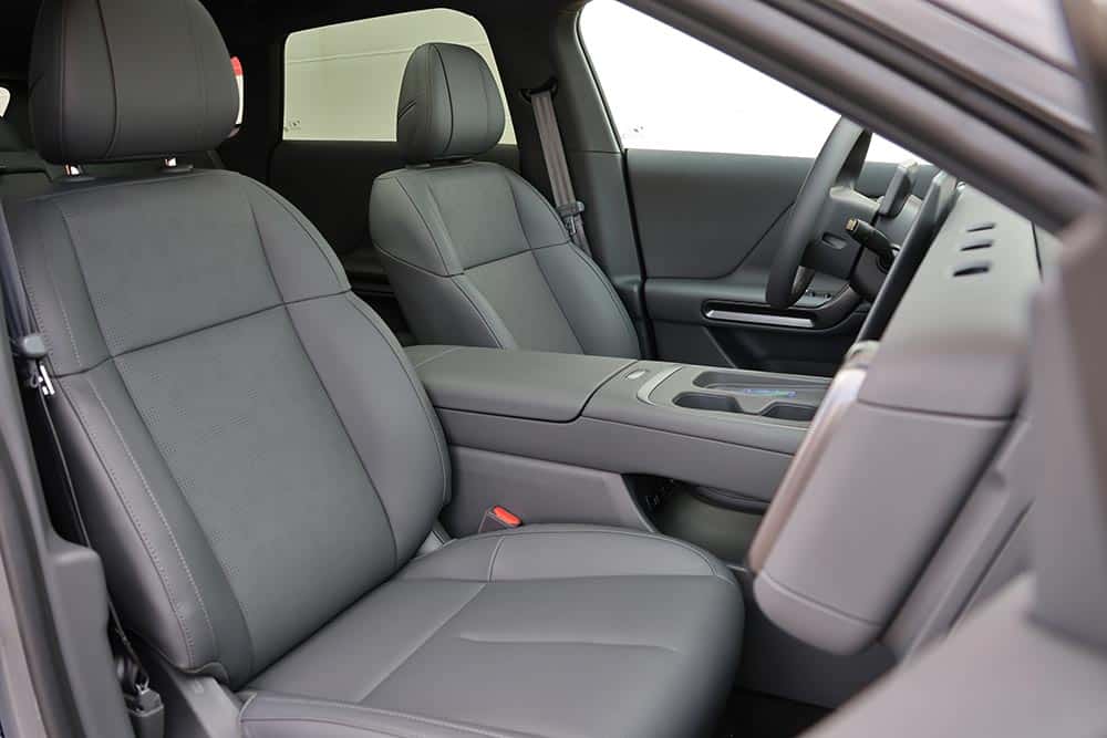 https://cdn.autogreeknews.gr/wp-content/uploads/2026/09/Leapmotor-B05-interior-1.jpg