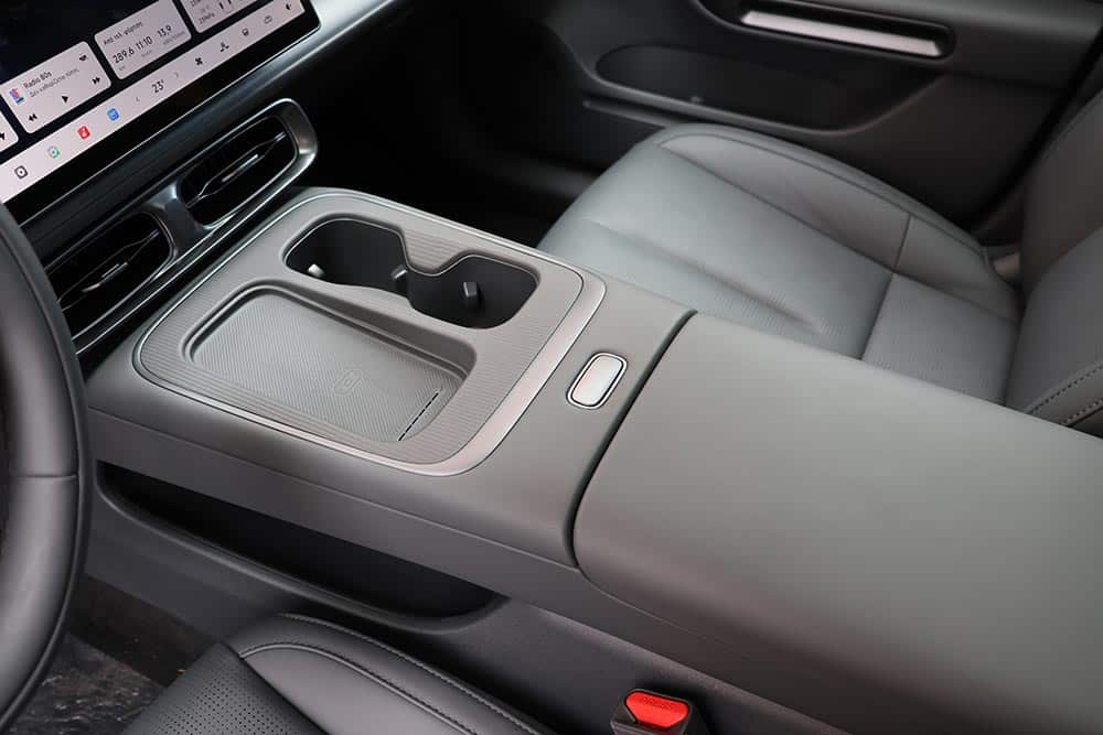 https://cdn.autogreeknews.gr/wp-content/uploads/2026/09/Leapmotor-B05-interior-12.jpg