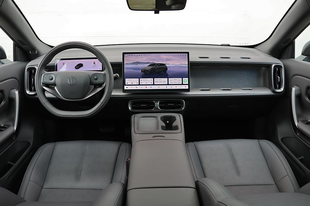 https://cdn.autogreeknews.gr/wp-content/uploads/2026/09/Leapmotor-B05-interior-2.jpg