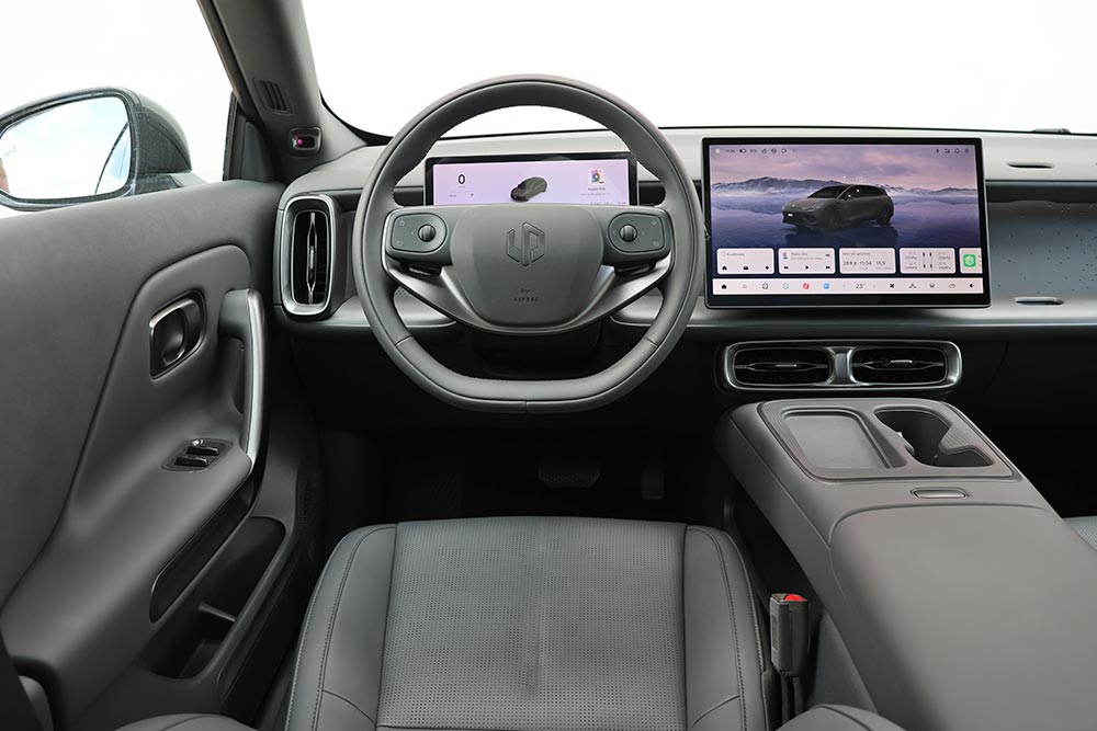 https://cdn.autogreeknews.gr/wp-content/uploads/2026/09/Leapmotor-B05-interior-3.jpg