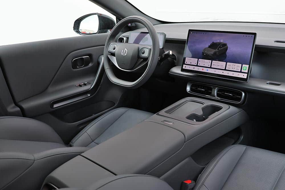 https://cdn.autogreeknews.gr/wp-content/uploads/2026/09/Leapmotor-B05-interior-4.jpg