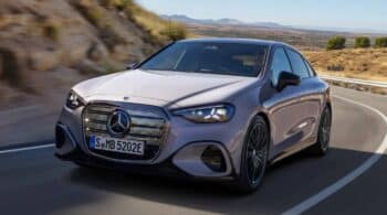 Νέα βασική ηλεκτρική Mercedes C300 με 422 άλογα