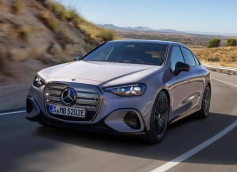 Νέα βασική ηλεκτρική Mercedes C300 με 422 άλογα