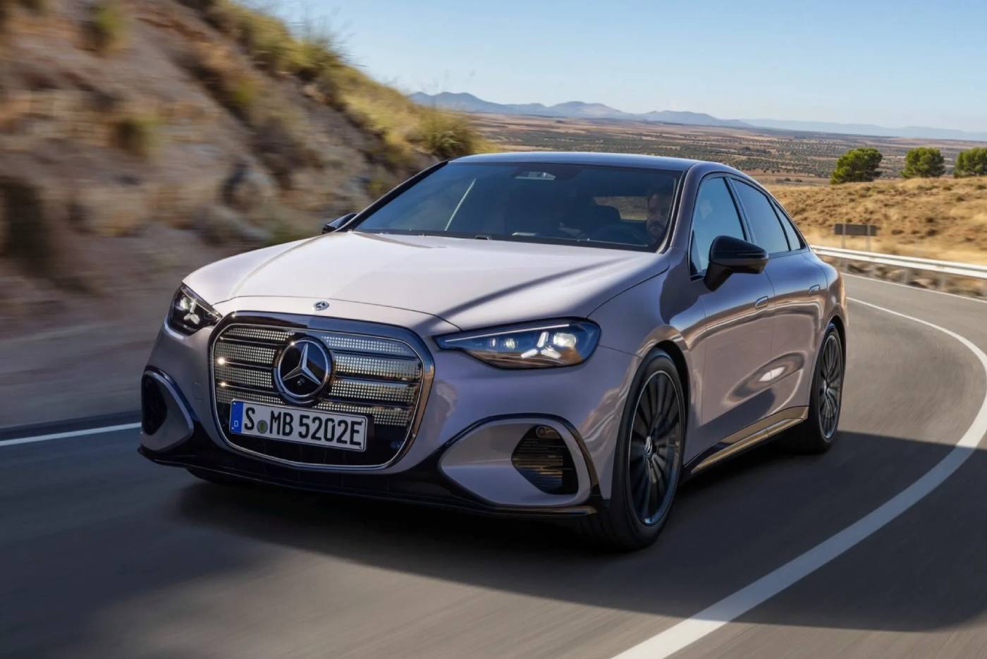 https://cdn.autogreeknews.gr/wp-content/uploads/2026/09/Mercedes-C300-electric-6.jpg