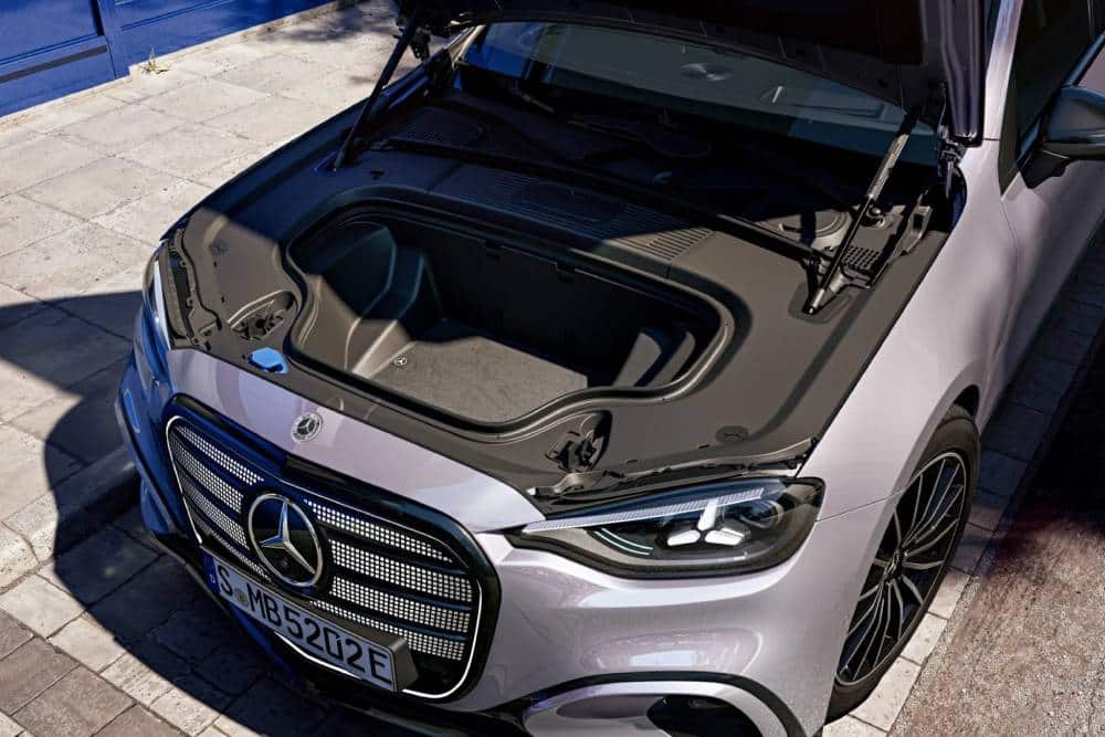 https://cdn.autogreeknews.gr/wp-content/uploads/2026/09/Mercedes-C300-electric-9.jpg