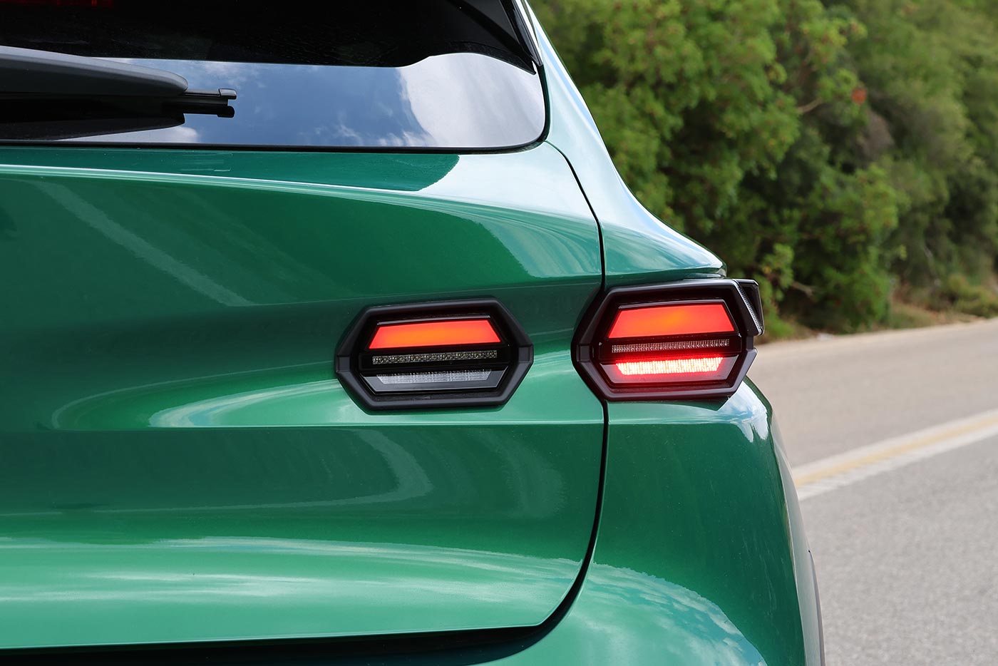 https://cdn.autogreeknews.gr/wp-content/uploads/2026/09/Renault-Clio-2026-rear-light.jpg