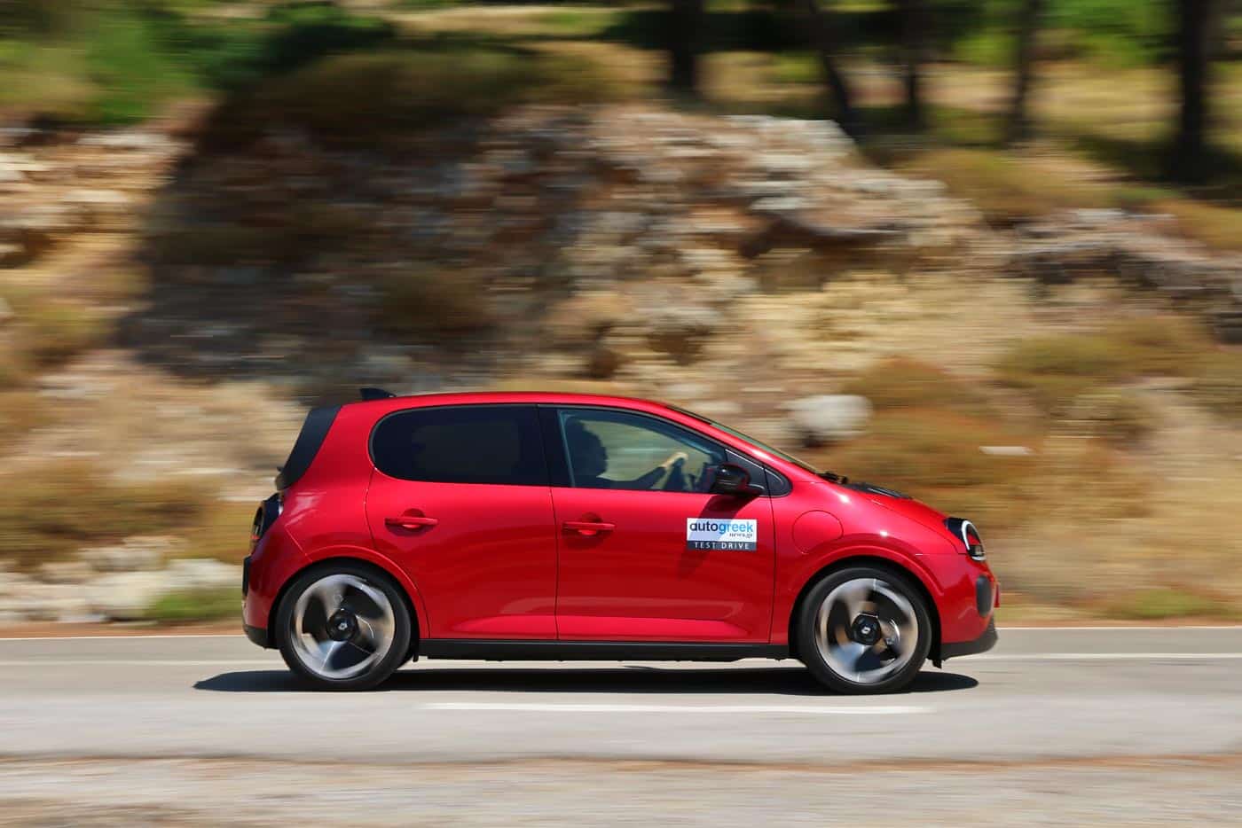 https://cdn.autogreeknews.gr/wp-content/uploads/2026/09/Renault-Twingo-E-Tech-side.jpg