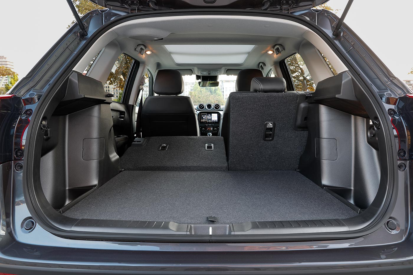https://cdn.autogreeknews.gr/wp-content/uploads/2026/09/Suzuki_Vitara_Hybrid_luggage.jpg