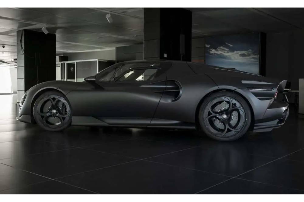 https://cdn.autogreeknews.gr/wp-content/uploads/2026/09/alfa-romeo-33-stradale-perla-nera-12.jpg