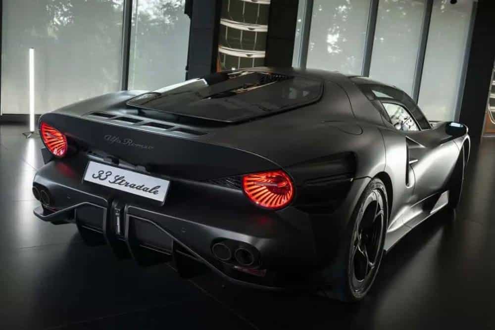 https://cdn.autogreeknews.gr/wp-content/uploads/2026/09/alfa-romeo-33-stradale-perla-nera-9.jpg