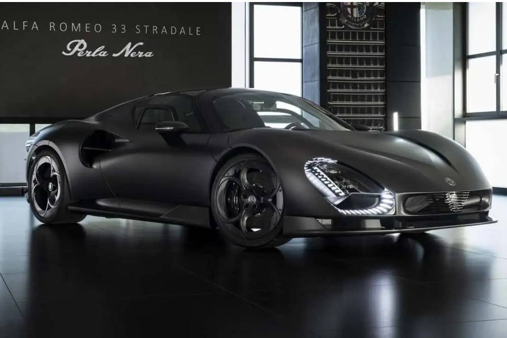 https://cdn.autogreeknews.gr/wp-content/uploads/2026/09/alfa-romeo-33-stradale-perla-nera.jpg