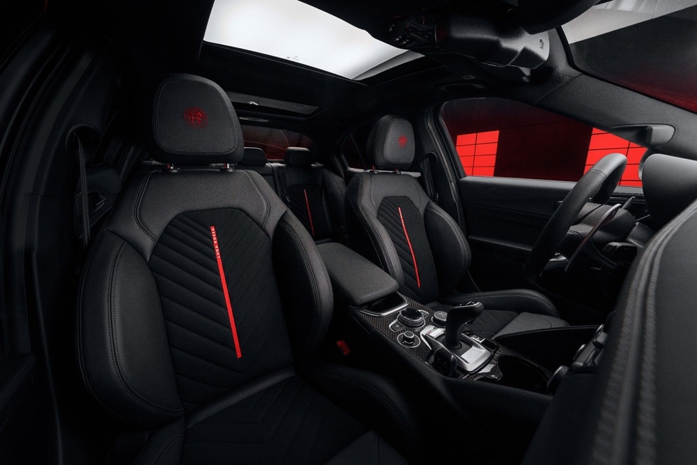 https://cdn.autogreeknews.gr/wp-content/uploads/2026/09/alfa-romeo-giulia-edizione-luna-rossa-2_1000x667.jpg
