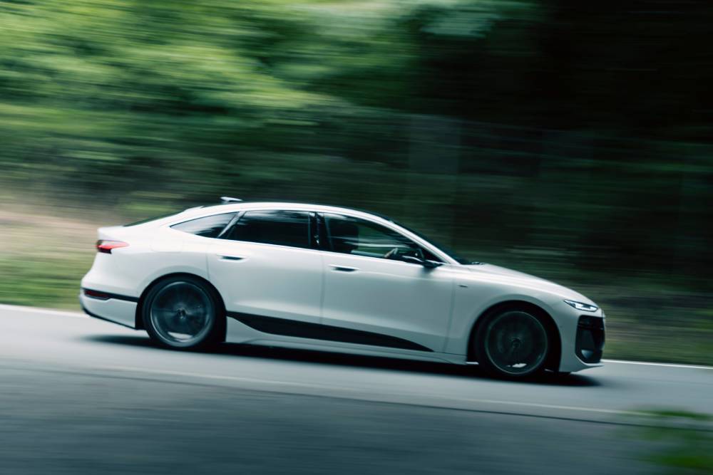 https://cdn.autogreeknews.gr/wp-content/uploads/2026/09/audi_a6_sportback_e-tron_quattro_s_line37.jpg