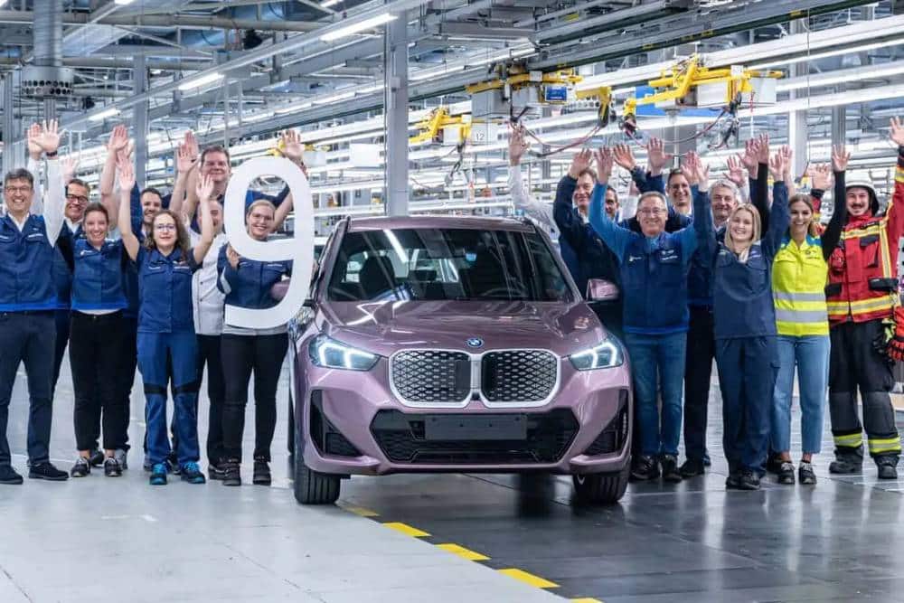 https://cdn.autogreeknews.gr/wp-content/uploads/2026/09/bmw-ix1-nine-millionth-car-built-at-regensburg-pla-2.jpg