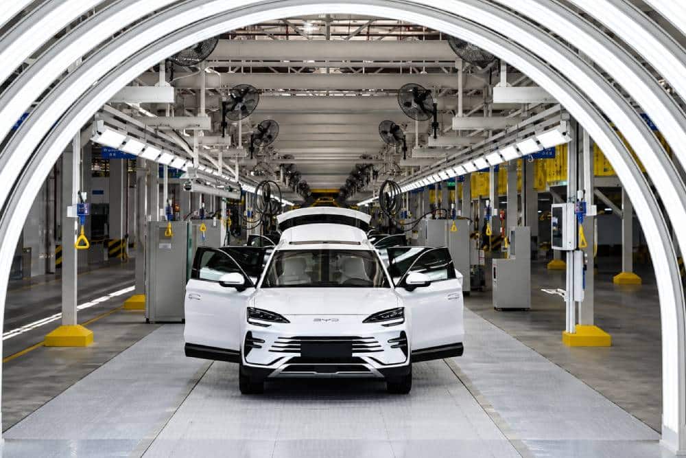 https://cdn.autogreeknews.gr/wp-content/uploads/2026/09/byd-assembly-line.jpg