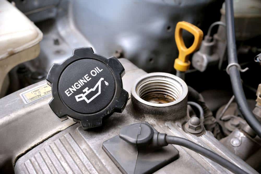 https://cdn.autogreeknews.gr/wp-content/uploads/2026/09/engine-oil-02.jpg