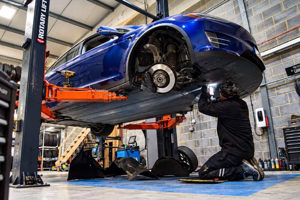 https://cdn.autogreeknews.gr/wp-content/uploads/2026/09/ev-vs-gas-mileage.jpg