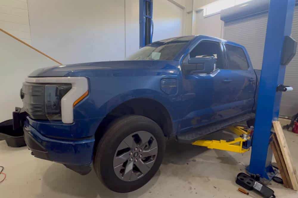 https://cdn.autogreeknews.gr/wp-content/uploads/2026/09/ford-f-150-lightning-battery-02.jpg