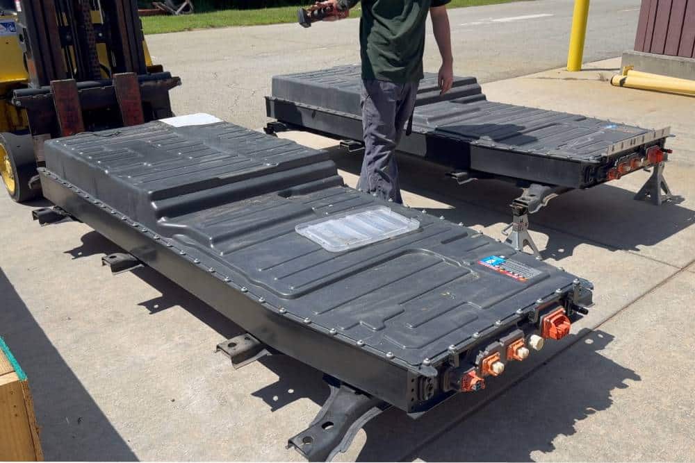 https://cdn.autogreeknews.gr/wp-content/uploads/2026/09/ford-f-150-lightning-battery-03.jpg